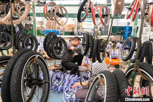 7月7日，在安徽省蚌埠市五河县经济开发区自行车产业园的生产车间里，员工们正在赶制一批出口海外的订单产品。李向前 摄