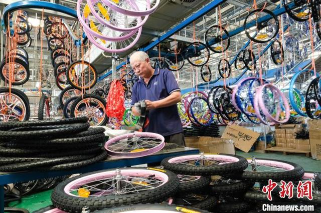 7月7日，在安徽省蚌埠市五河县经济开发区自行车产业园的生产车间里，员工们正在赶制一批出口海外的订单产品。李向前 摄