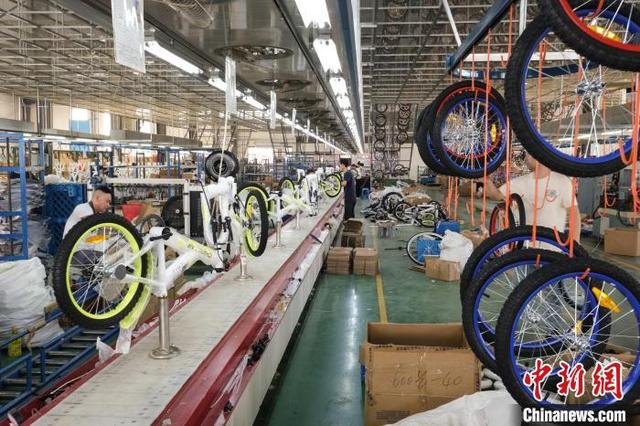 7月7日，在安徽省蚌埠市五河县经济开发区自行车产业园的生产车间里，员工们正在赶制一批出口海外的订单产品。李向前 摄