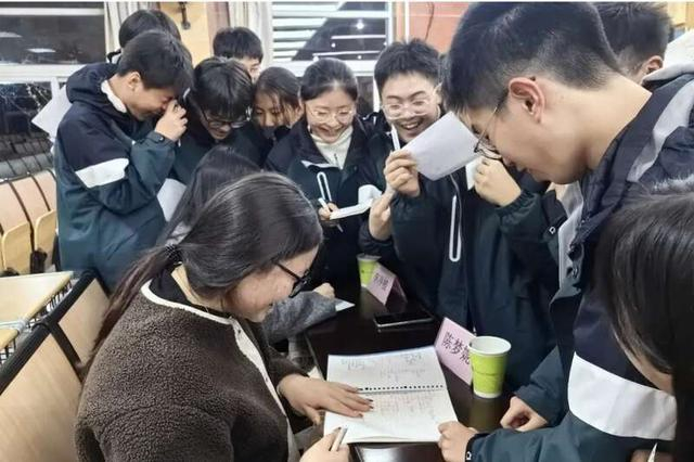 合肥四中老师来到合肥28中，学生争相请教。合肥市包河区委宣传部供图