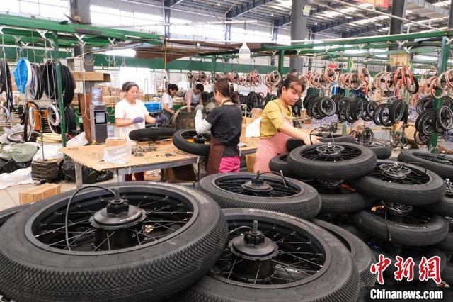 7月7日，在安徽省蚌埠市五河县经济开发区自行车产业园的生产车间里，员工们正在赶制一批出口海外的订单产品。李向前 摄