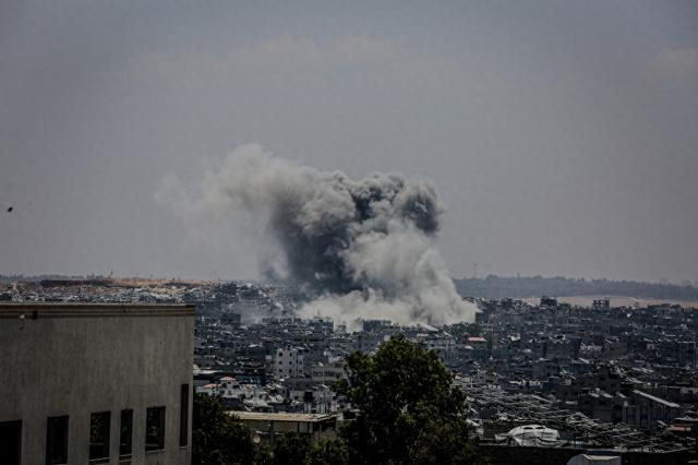 当地时间2025年7月2日，加沙地带加沙城，以色列军队对加沙城东部的舒加亚社区发动空袭，浓烟升起。视觉中国 图