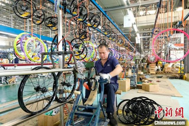 7月7日，在安徽省蚌埠市五河县经济开发区自行车产业园的生产车间里，员工们正在赶制一批出口海外的订单产品。李向前 摄