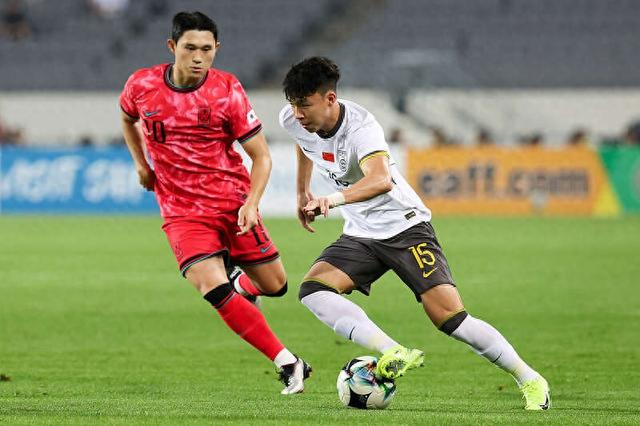 东亚杯首战，国足0:3不敌东道主韩国队。图为王钰栋（右）寻求突破。视觉中国供图