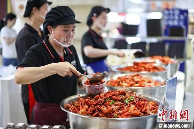 各种口味的龙虾。中新网记者 泱波 摄