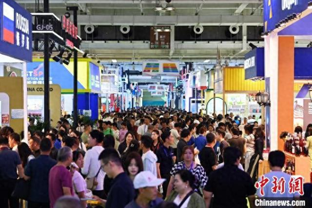 7月6日，第31届中国兰州投资贸易洽谈会在甘肃省兰州市开幕。图为客商在丝绸之路国际合作展区参观。九美旦增 摄