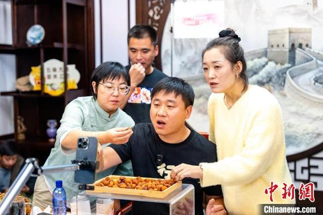 饶河县千万级网红卢小开正在直播销售当地特色产品。 饶河县委宣传部供图