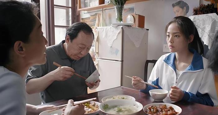 为什么被父母亏待的孩子会比被偏爱的孩子更孝顺？创伤产生忠诚