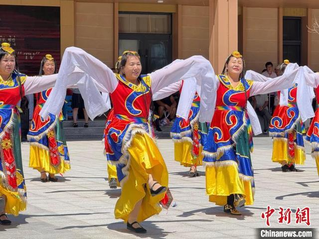 图为村民自编自排的舞蹈登上“全民村TV”的舞台。 中新网记者 张玮 摄