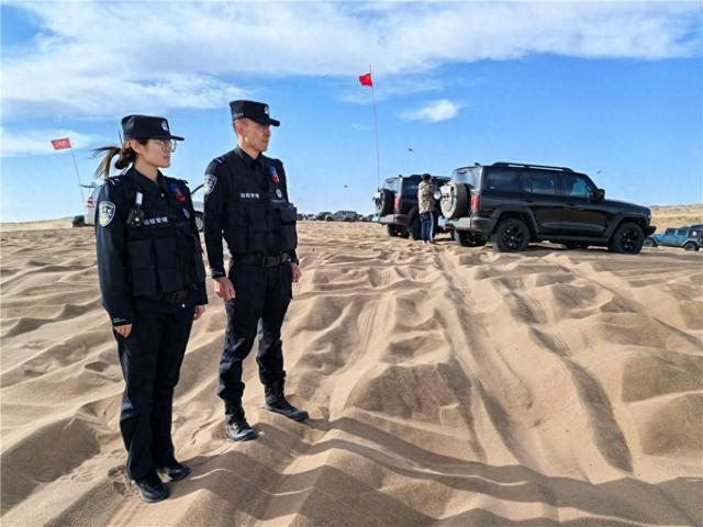 巴彦淖尔边境管理支队民警在“渡·阴山 游北疆”越野活动现场执勤。（资料图）