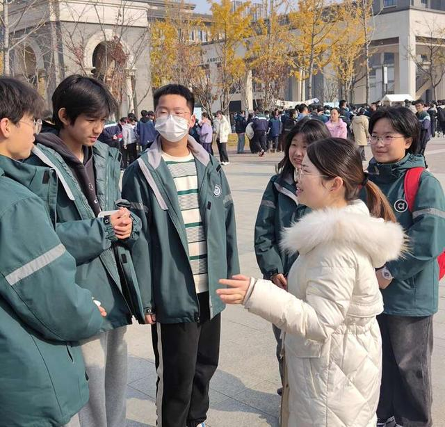 合肥28中学生参加合肥四中“樱花节”活动。合肥市包河区委宣传部供图