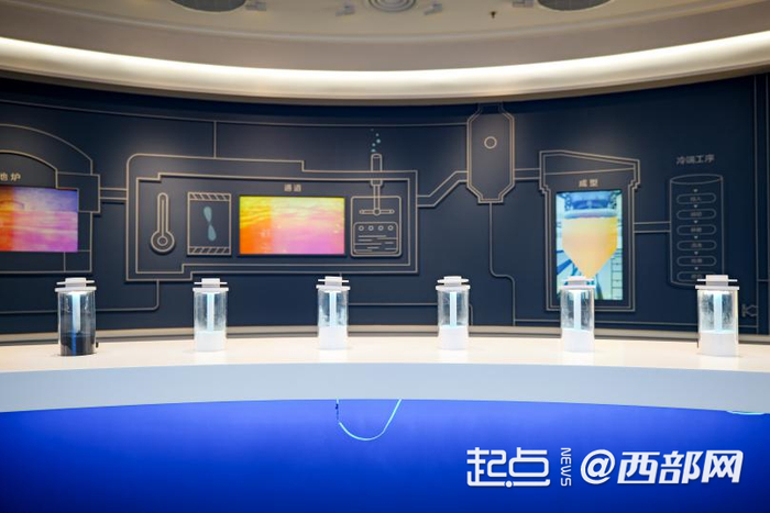 彩虹股份展厅里的玻璃制造过程展示