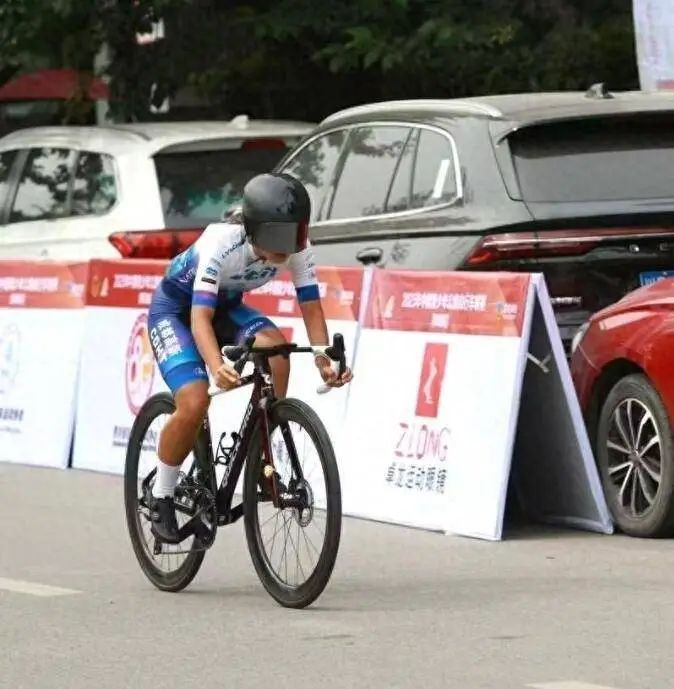 比赛中的何佳佳