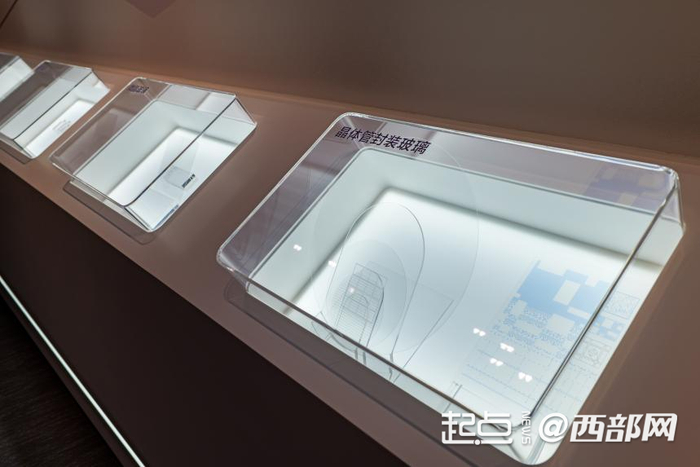 展厅里展示的各种玻璃