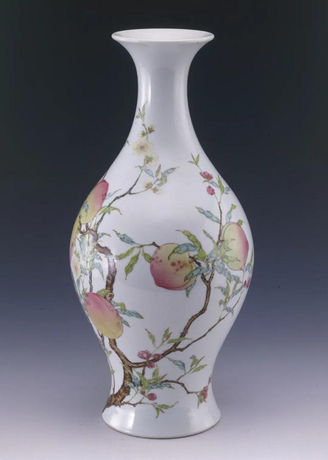 清雍正粉彩蝠桃纹橄榄瓶。图源上海博物馆官网