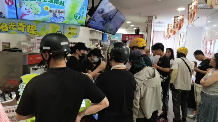 茶饮店人头涌动，骑手等待出餐。受访者供图