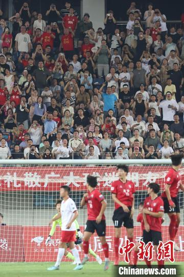 “苏超”赛场座无虚席。中新网记者 泱波 摄