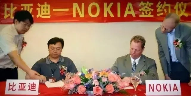 上世纪90年代，王传福代表比亚迪与诺基亚签约