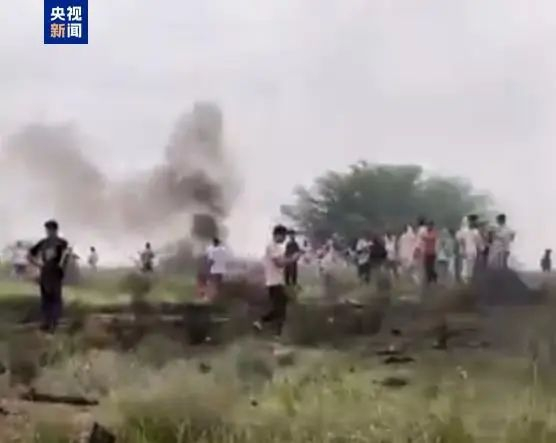 △战机坠毁现场画面 图源：央视新闻