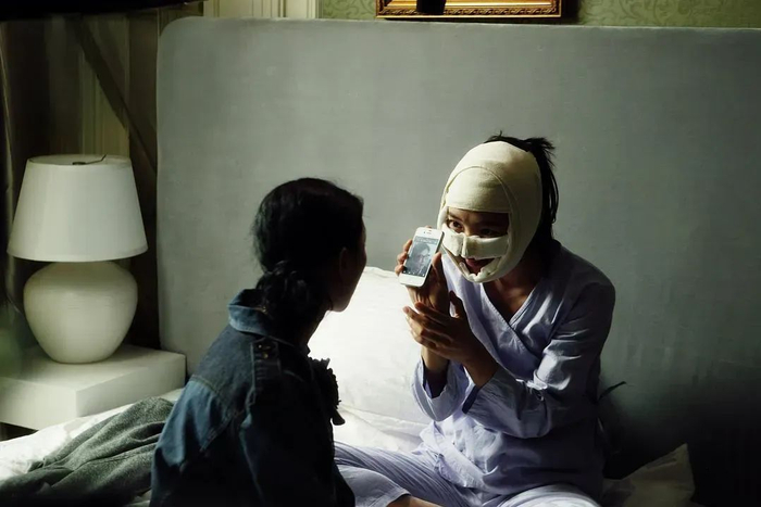 容貌焦虑被社交媒体一点点渗进了生活/《整容日记》剧照