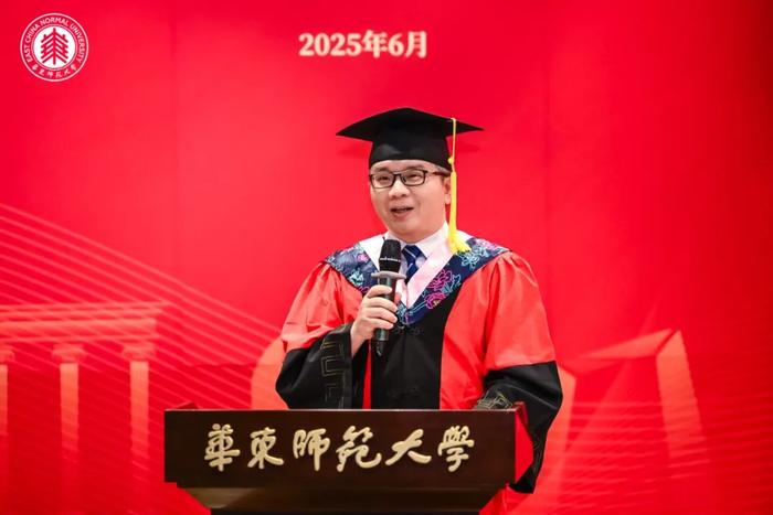 在华东师范大学中文系2025届毕业典礼上,汤拥华作为教师代表致辞。图/华东师大中文系官方微信公众号