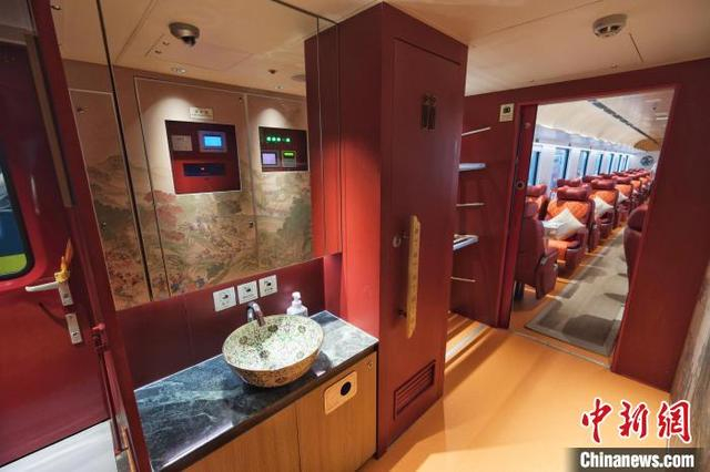 7月9日，“星光·燕赵号”旅游列车从北京站出发。图为列车内部。杨宝森 摄
