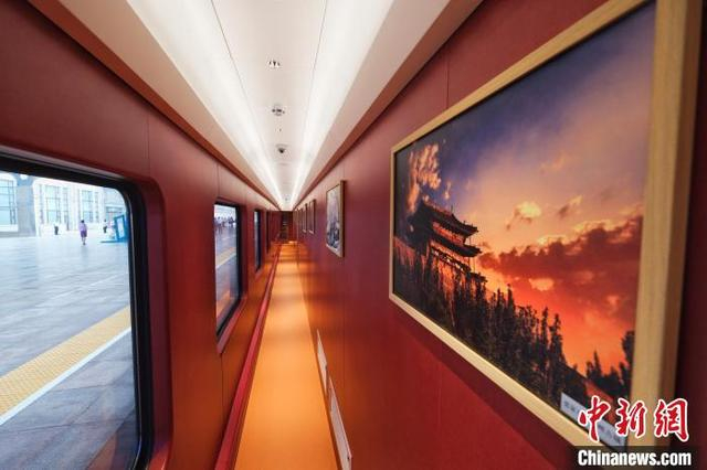 7月9日，“星光·燕赵号”旅游列车从北京站出发。图为列车内部。杨宝森 摄