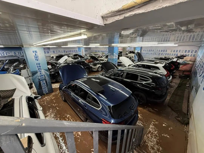 展厅内数十台车辆被水淹