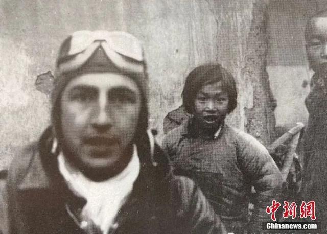 1942年4月28日,西姆斯中尉与密良坳村营救他的村民小孩合影。受访者供图