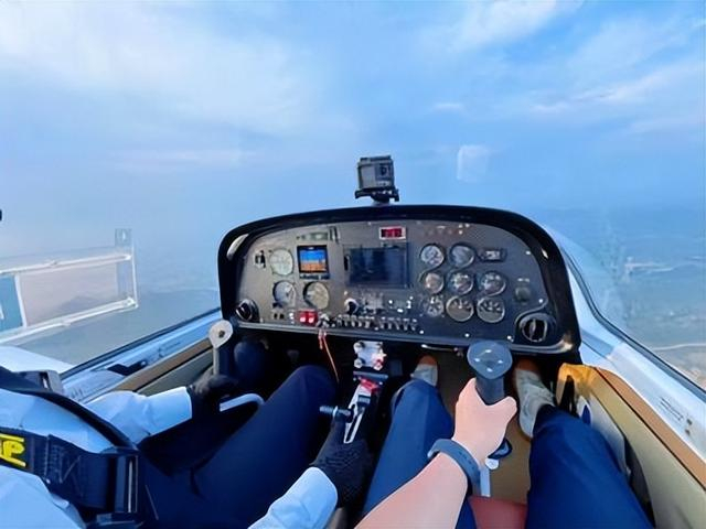 ▲ 北京华远航空飞行俱乐部的“遨游天空观八达岭”体验。（来源：商家供图）