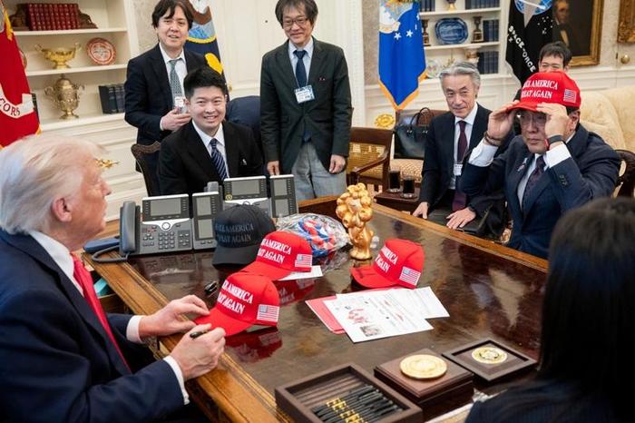 今年4月,日方谈判代表赤泽亮正前往白宫会见特朗普 资料图
