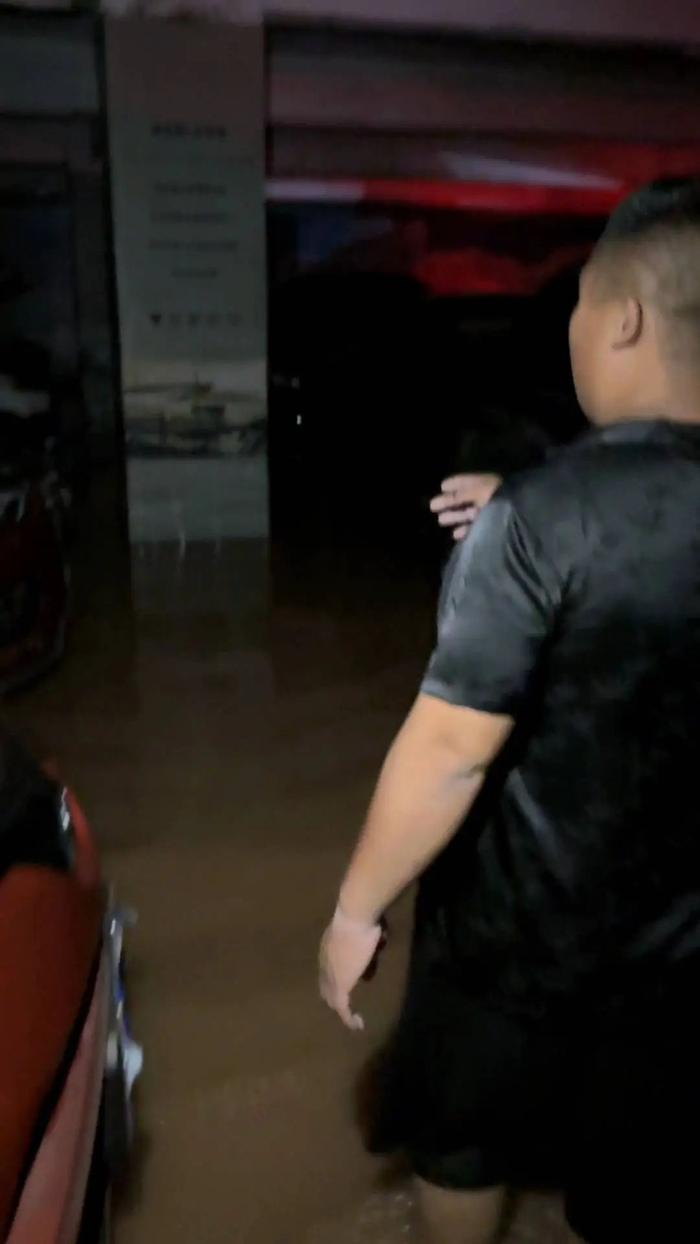 车行员工正在清点被淹车辆