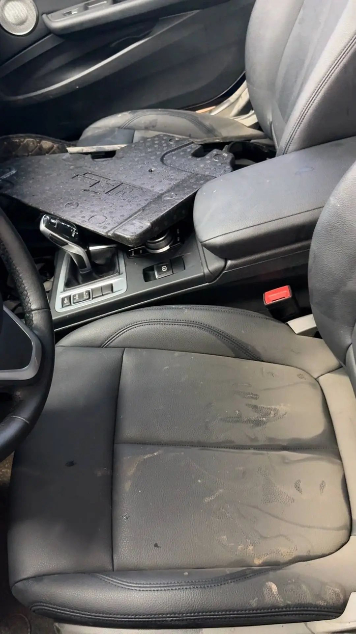 轿车座椅上留下的水渍