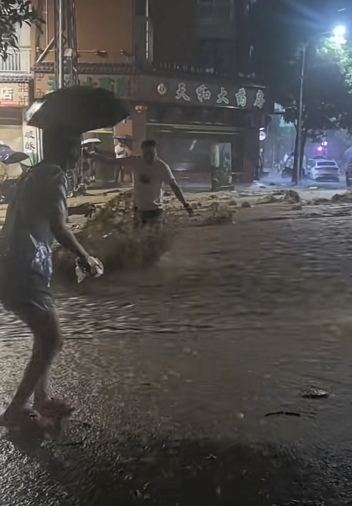 城区街头淹积水