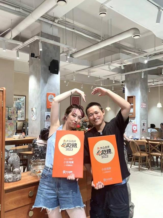 周颖丽和老公在乐山创业。受访者 供图