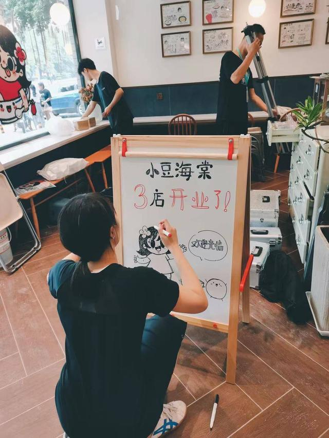 周颖丽给门店画海报。受访者 供图
