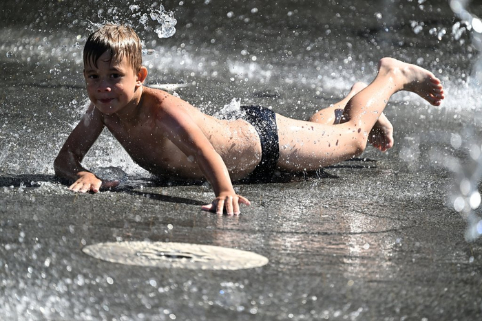 当地时间2025年7月8日，俄罗斯符拉迪沃斯托克，中央广场，气温约33摄氏度，一名儿童在喷泉中纳凉。