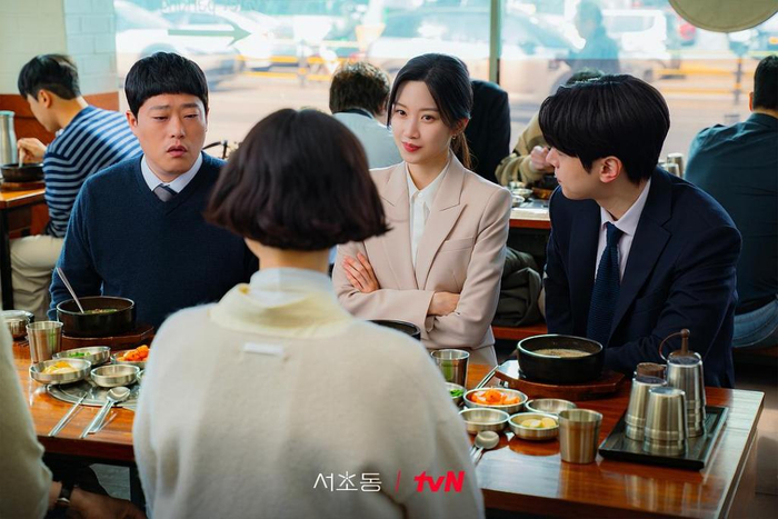 饭桌上的妙语连珠，是本剧的一大特色。