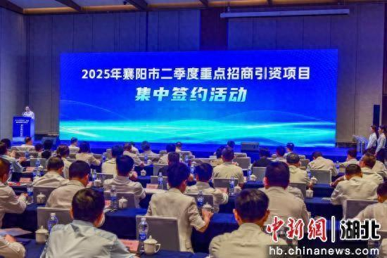 图为签约活动现场。杨文军 摄