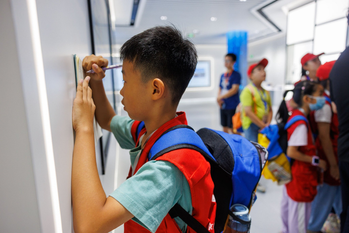 新京报小记者认真记录参观中的知识点。新京报记者 王子诚 摄