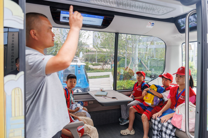 新京报小记者分批乘坐无人驾驶车辆，沉浸式体验无人驾驶的魅力。新京报记者 王子诚 摄