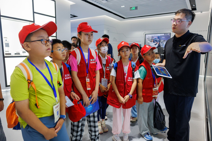 工作人员为新京报小记者讲解自动驾驶知识。新京报记者 王子诚 摄