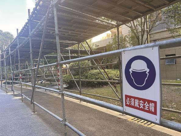 楼栋外的脚手架  李晓明  摄