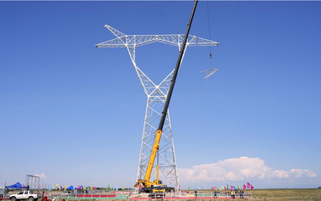 7月8日，塔额—克拉玛依750千伏线路工程首基铁塔组立。马元 摄