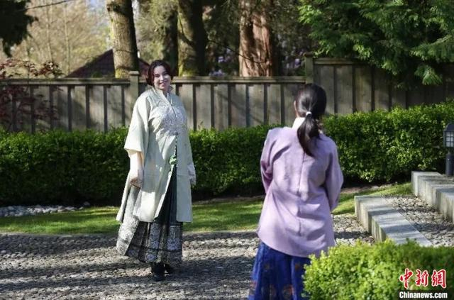 当地时间2025年4月19日，中国驻温哥华总领馆举办中国文化开放日活动。图为身着汉服的参会者在留影。中新社记者 余瑞冬 摄