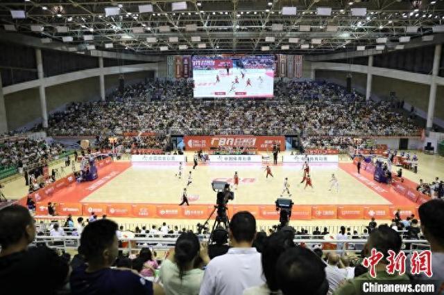 7月9日晚,2025株洲“厂BA”迎来焦点大战——株洲“厂BA”明星队对战华侨大学男篮。 周阳 摄