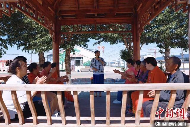 图为董家村文艺爱好者为村民唱歌。 薛强 摄