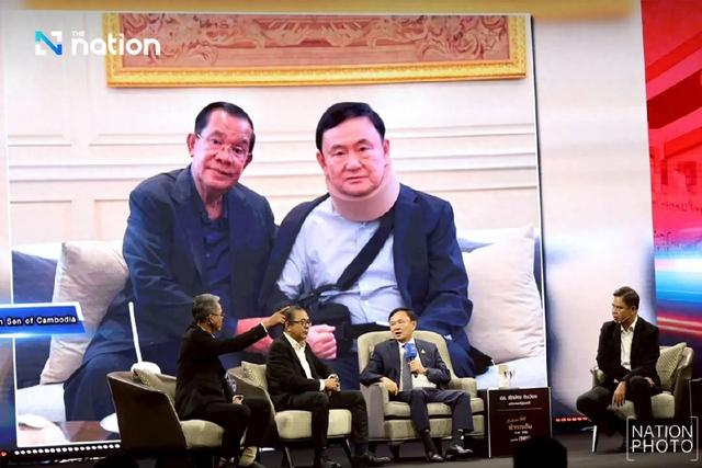 7月9日，他信（前排左三）出席泰国民族电视台活动现场，背景为洪森与他信的合照 《民族报》