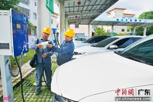 7月2日，南方电网广东惠州博罗供电局工作人员对徐田村光储充一体化充电站进行检查。廖伟兴 摄