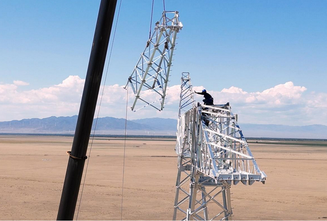 7月8日，塔额—克拉玛依750千伏线路工程首基铁塔组立。马元 摄